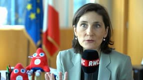 Amélie Oudéa-Castéra au micro de RMC Sport