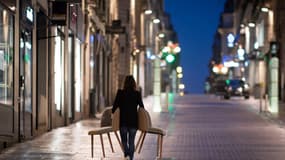 Une femme dans une rue à Nantes, le 21 janvier 2021, pendant le couvre-feu