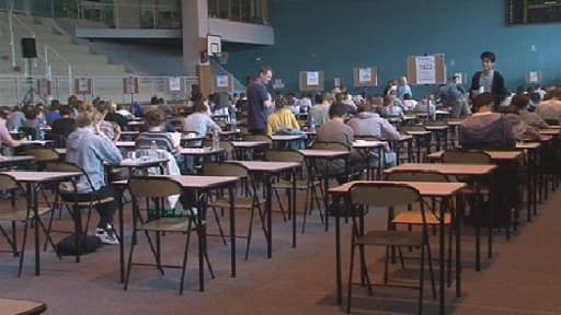 Des élèves de terminale dans une salle d'examen