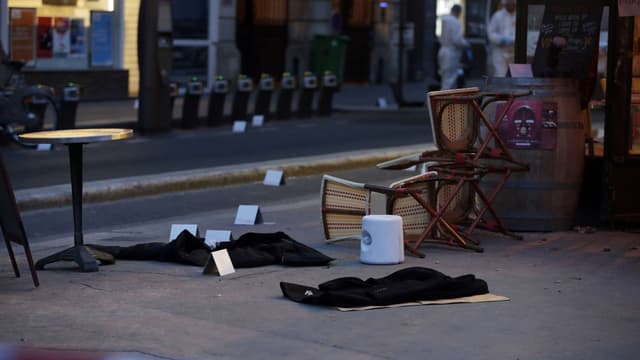 Des vestes gisent sur le sol de la terrasse du Comptoir Voltaire.