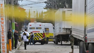 Des pompiers et des policiers présents dans une rue de l'État de Mexico, le 15 décembre 2025