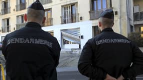 Des gendarmes de dos (image d'illustration)