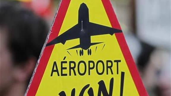 Lors d'une manifestation à Nantes contre le projet d'aéroport de Notre-Dame-des-Landes, en Loire-Atlantique, en mars. Ce projet reste une pomme de discorde entre le maire de Nantes Jean-Marc Ayrault, pressenti pour devenir Premier ministre, et les écologi