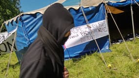 Un militant de No Border, à Calais (photo d'archives).