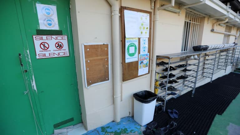 L'entrée de la mosquée Al Madina Al Mounawara, le 12 janvier 2022 à Cannes