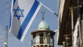 Un diplomate autrichien a suscité la polémique après avoir arboré un t-shirt néonazi en Israël.