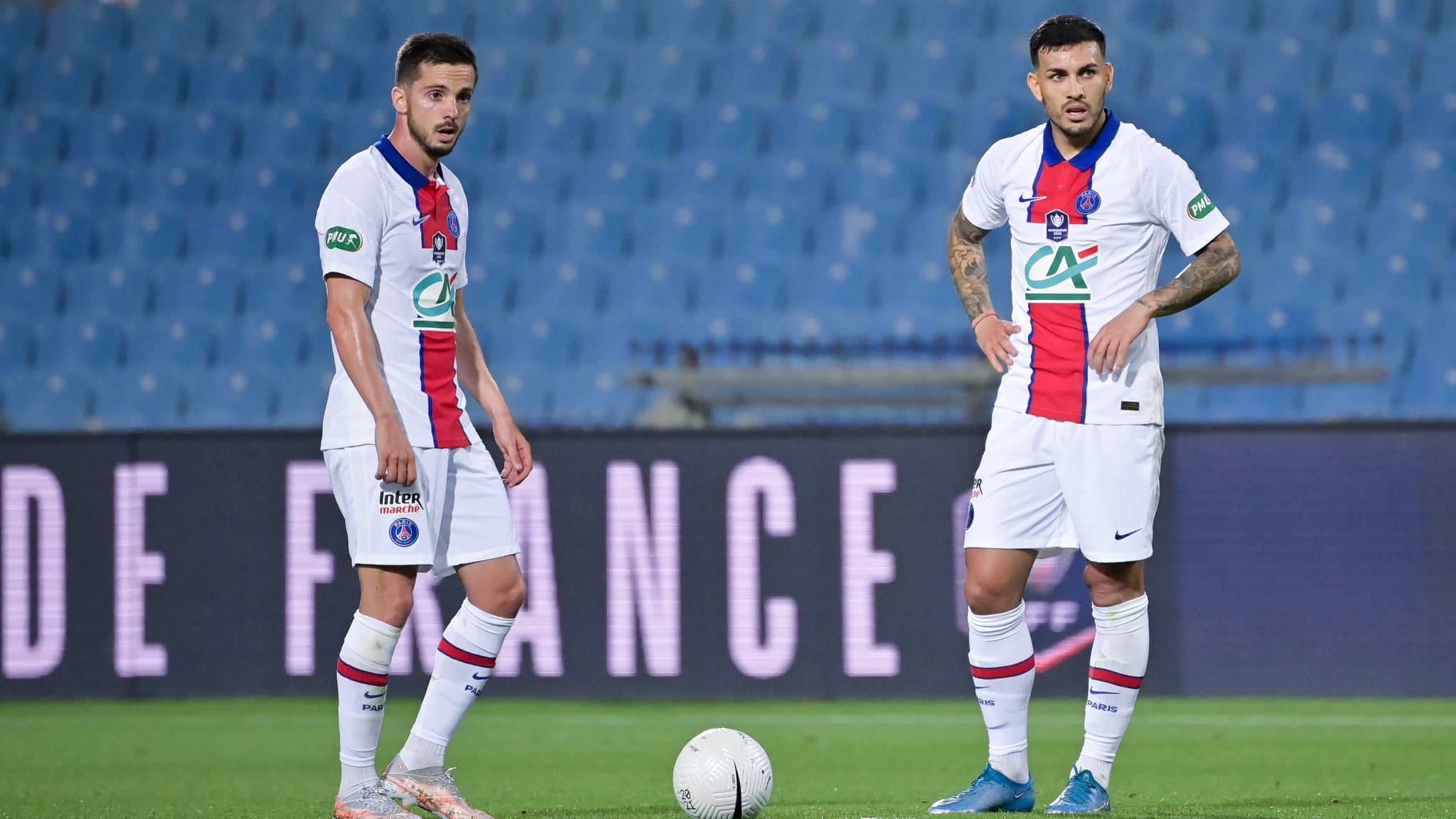 Pablo Sarabia et Leandro Paredes avec le PSG