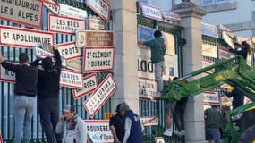 Des dizaines de panneaux de communes alentours ont été apposés sur les grilles de la préfecture.