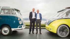 Hubert Diess, patron de VW, et Eckhard Scholz, directeur de la division véhicules commerciaux, entre les Combi ancienne et nouvelle génération. 