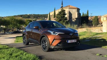 Le CH-R est le premier SUV de Toyota, basée sur la technologie issue de la Prius IV.