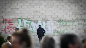 Le mur construit entre Aubervilliers et un square parisien où ont été transférés des usagers de crack, le 29 septembre 2021 