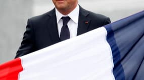 François Hollande a vivement critiqué samedi à la direction de PSA Peugeot Citroën dont il juge "inacceptable" le plan de restructuration dévoilé cette semaine. /Photo prise le 14 juillet 2012/REUTERS/Charles Platiau