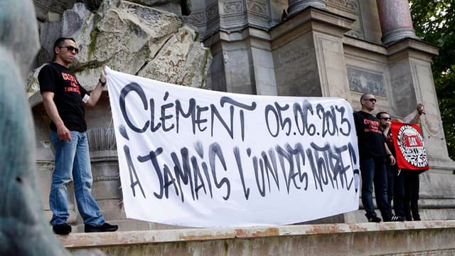 Hommage à Paris à Clément Méric. Le principal suspect, prénommé Esteban, dans la mort du militant antifasciste a été mis en examen samedi soir pour violences ayant entraîné la mort sans intention de la donner et placé en détention provisoire. /Photo prise