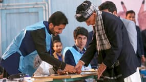 Le président sortant Ashraf Ghani vote pour l'élection présidentielle, le 18 septembre 2019 à Kaboul, en Afghanistan
