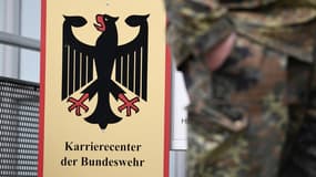 Le logo du centre destiné aux carrières des forces armées allemandes, à Stuttgart en 2023.