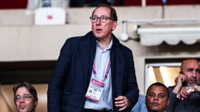 John Textor concentré en tribunes pendant un match de l'OL à Monaco, le 10 mai 2025