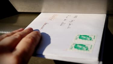 Malgré le developpement des e-cards, les cartes de voeux papier ont encore de nombreux adeptes.