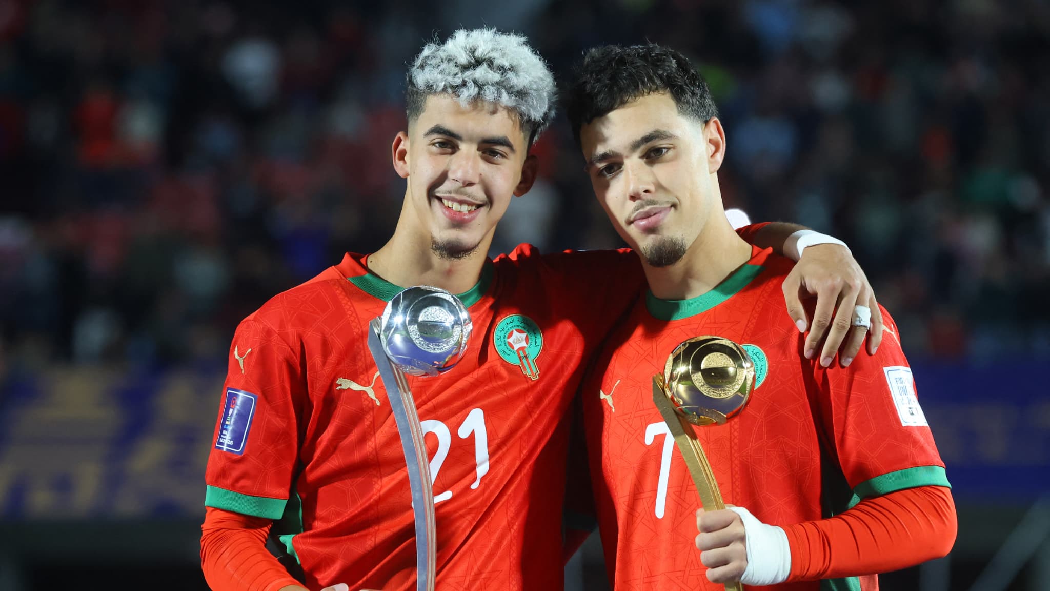 Les Marocains Yassir Zabiri et Othmane Maamma montrent leur trophée après la finale du Mondial U20 le 19 octobre 2025 à Santiago Les Marocains Yassir Zabiri et Othmane Maamma montrent leur trophée après la finale du Mondial U20 le 19 octobre 2025 à Santiago