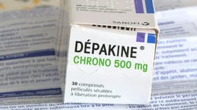 Une boîte de l'anti-épileptique Dépakine utilisée par des parents de victimes, le 13 décembre 2016 à Paris. (Photo d'illustration)