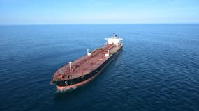 Une photographie aérienne montre le pétrolier Boracay ancré au large de la côte atlantique près de Saint-Nazaire, dans l'ouest de la France, le 1er octobre 2025.