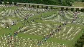 Jeunes courant  au milieu des tombes, dimanche 29 mai.