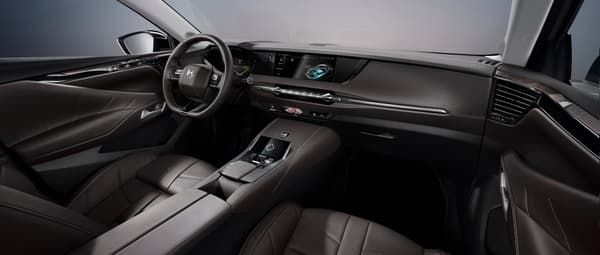 Si la planche de bord rappelle les DS3 et DS7 Crossback, les matières comme les équipements de la DS4 lui marquent un vrai renouveau, moins blibng-bling. Si la planche de bord rappelle les DS3 et DS7 Crossback, les matières comme les équipements de la DS4 lui marquent un vrai renouveau, moins blibng-bling.