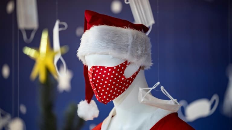 Un mannequin de Père Noël avec un masque dans une boutique à Yokohama, le 2 décembre 2020