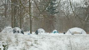 Tentes de SDF établies en hiver dans le bois de Vincennes, au nord de Paris.