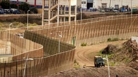 La frontière séparant le Maroc (d) de l'enclave espagnole de Melilla (g), près de Nador au Maroc, le 4 mars 2022.