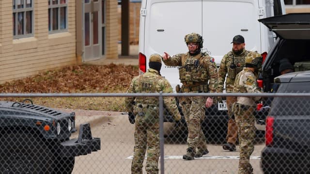 Des agents du FBI prennent position autour de la synagogue de Colleyville, au Texas, pendant une prise d'otages le 15 janvier 2022