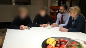 Deux frères de 16 et 17 ans témoignent, aux côtés de leur mère, de l'agression dont ils ont été victimes en juin dernier, en sortant du RER à Palaiseau. 