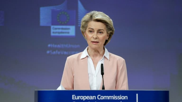 La présidente de la Commission européenne Ursula von der Leyen, lors d'une conférence de presse à Bruxelles, le 17février 2021