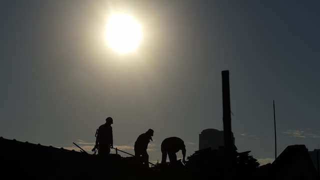 Les travailleurs "en toiture" devront notamment voir leurs horaires de travail aménagés pendant la canicule, a réclamé le ministre du Travail François Rebsalm
