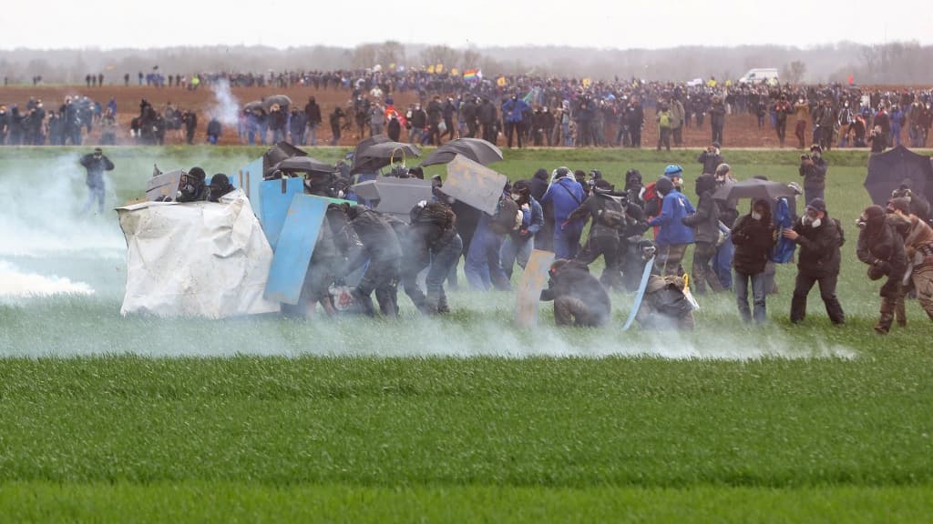 Des manifestants affrontent des gendarmes mobiles anti-émeutes le samedi 25 mars 2023. Des manifestants affrontent des gendarmes mobiles anti-émeutes le samedi 25 mars 2023.