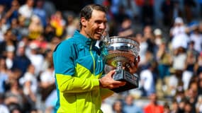 Rafael Nadal avec son trophée lors de Roland-Garros, le 5 juin 2022.