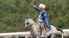Le président turkmène, avant sa chute de cheval dimanche.