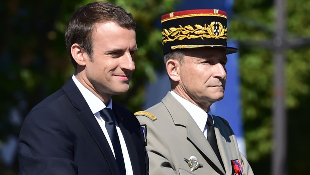 Emmanuel Macron et le général Pierre de Villiers lors du défilé du 14 juillet 2017 sur les Champs-Elysées Emmanuel Macron et le général Pierre de Villiers lors du défilé du 14 juillet 2017 sur les Champs-Elysées