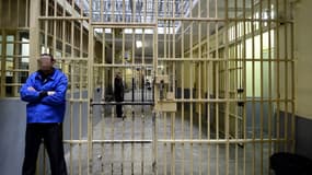 Un détenu attend près d’une porte à la prison des Baumettes, à Marseille.
