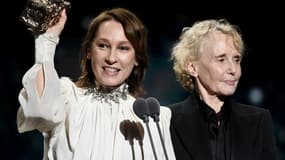 Emmanuelle Bercot (à gauche) et Claire Denis (à droite) lors de la remise du prix de la meilleure réalisation aux César 2020