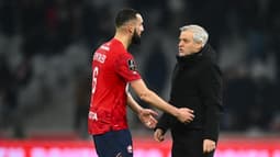 Nabil Bentaleb retient un Bruno Genesio furieux envers l'arbitrage lors de Lille-Rennes, le 3 janvier 2026.