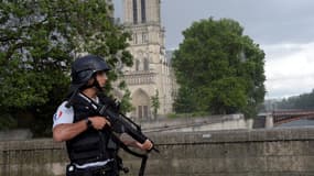 L'homme a attaqué un policier vers 16h20 sur le parvis de Notre-Dame de Paris.