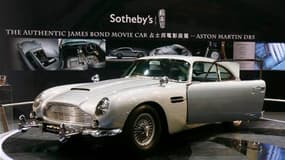 Un homme d'affaires américain s'est offert la mythique Aston Martin DB5 de James Bond pour la coquette somme de 4,59 millions d'euros lors d'une vente aux enchères mercredi à Londres. /Photo prise le 4 octobre 2010/REUTERS/Bobby Yip
