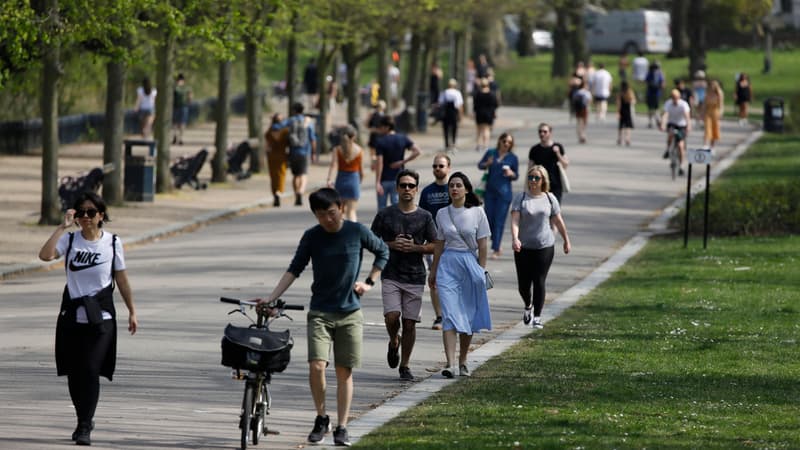 Des promeneurs à Victoria Park ce samedi 11 avril.