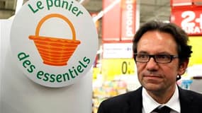 secrétaire d'Etat à la Consommation, Frédéric Lefebvre, lors d'une conférence de presse dans un supermarché de Charenton, près de paris. Les enseignes de la grande distribution se sont engagées à vendre des paniers de produits alimentaires de qualité à de