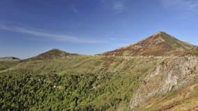 Vue du col du pas de Peyrol et du sommet du puy Mary dans le Cantal (image d'illustration)