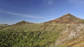 Vue du col du pas de Peyrol et du sommet du puy Mary dans le Cantal (image d'illustration)