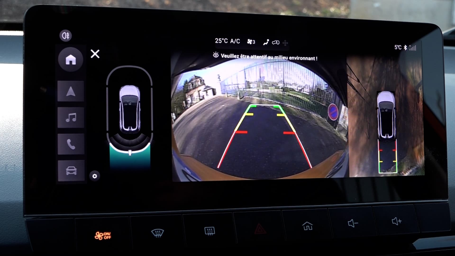 La caméra de recul de la MG4 se révèle très pratique, avec sa vue du dessus des caméras 360°. La caméra de recul de la MG4 se révèle très pratique, avec sa vue du dessus des caméras 360°.
