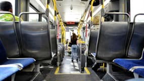 Des voyageurs dans un bus (illustration)
