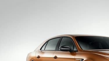 La marque britannique présente ici la version la plus puissante de sa berline quatre portes, avec un petit look façon tuning.