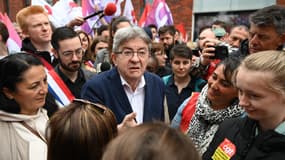 Jean-Luc Mélenchon s'est rendu sur le site de Vertbaudet à Tourcoing où des salariés de l'entreprise sont en grève, le 22 mai 2023